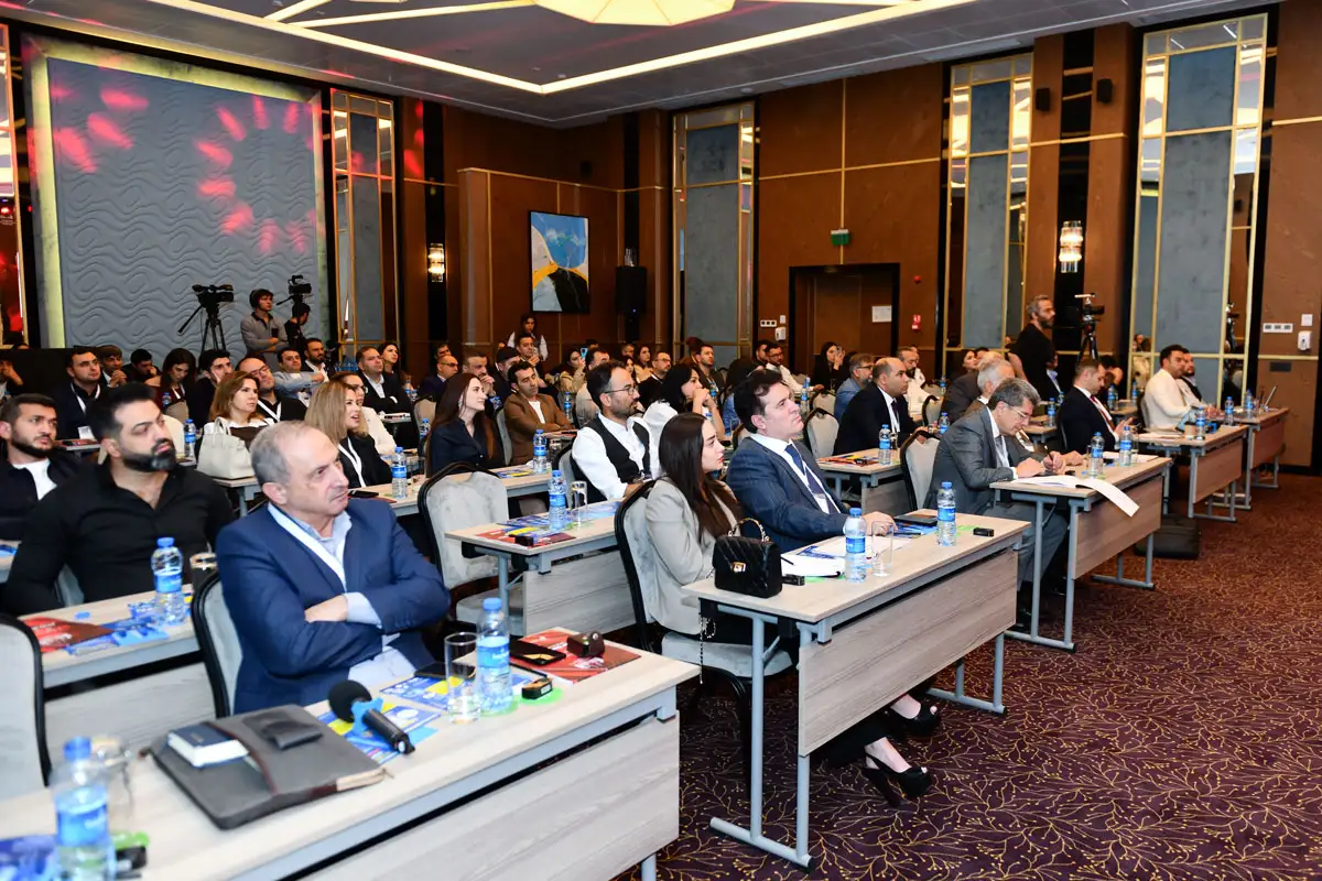 Masterklass zalı — iştirakçılar elmi sessiyada